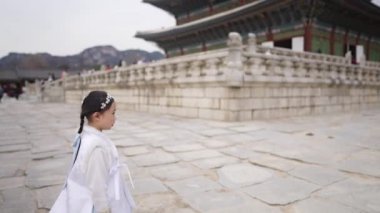 Güney Kore, Seul 'deki Gyeongbokgung Sarayı' nda Chimachogori giyen Koreli bir kızın yavaş çekim videosu.