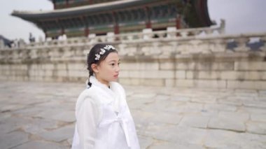 Güney Kore, Seul 'deki Gyeongbokgung Sarayı' nda Chimachogori giyen Koreli bir kızın yavaş çekim videosu.