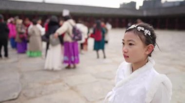 Güney Kore, Seul 'deki Gyeongbokgung Sarayı' nda Chimachogori giyen Koreli bir kızın yavaş çekim videosu.