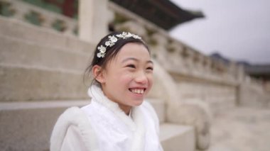 Güney Kore, Seul 'deki Gyeongbokgung Sarayı' nda Chimachogori giyen Koreli bir kızın yavaş çekim videosu.
