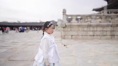 Güney Kore, Seul 'deki Gyeongbokgung Sarayı' nda Chimachogori giyen Koreli bir kızın yavaş çekim videosu.