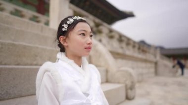 Güney Kore, Seul 'deki Gyeongbokgung Sarayı' nda Chimachogori giyen Koreli bir kızın yavaş çekim videosu.