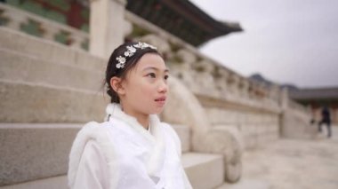 Güney Kore, Seul 'deki Gyeongbokgung Sarayı' nda Chimachogori giyen Koreli bir kızın yavaş çekim videosu.