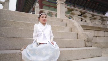 Güney Kore, Seul 'deki Gyeongbokgung Sarayı' nda Chimachogori giyen Koreli bir kızın yavaş çekim videosu.