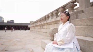 Güney Kore, Seul 'deki Gyeongbokgung Sarayı' nda Chimachogori giyen Koreli bir kızın yavaş çekim videosu.