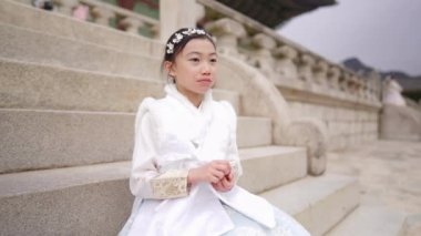 Güney Kore, Seul 'deki Gyeongbokgung Sarayı' nda Chimachogori giyen Koreli bir kızın yavaş çekim videosu.