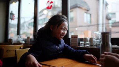 Güney Kore, Seul 'de bir restoranda Koreli bir kızın yavaş çekim videosu.