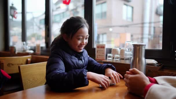 Vídeo Câmera Lenta Uma Garota Coreana Restaurante Seul Coreia Sul — Vídeo de Stock