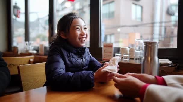 Lassított Felvétel Egy Koreai Lányról Egy Étteremben Szöulban Dél Koreában — Stock videók