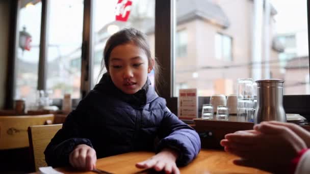 Güney Kore Seul Bir Restoranda Koreli Bir Kızın Yavaş Çekim — Stok video