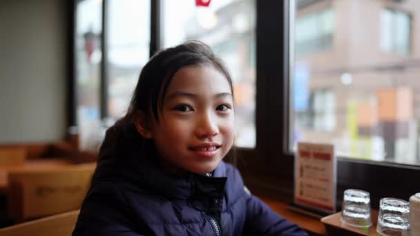 韩国首尔一家餐馆里一个韩国女孩的慢镜头 — 图库视频影像