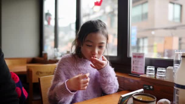 韩国首尔一家餐馆里一个韩国女孩的慢镜头 — 图库视频影像