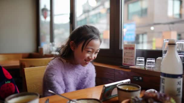 Slow Motion Video Korean Girl Restaurant Seoul South Korea — Stock Video