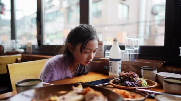 Filmik Koreańską Dziewczyną Restauracji Seulu Korea Południowa — Wideo stockowe