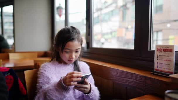 Lassított Felvétel Egy Koreai Lányról Egy Étteremben Szöulban Dél Koreában — Stock videók