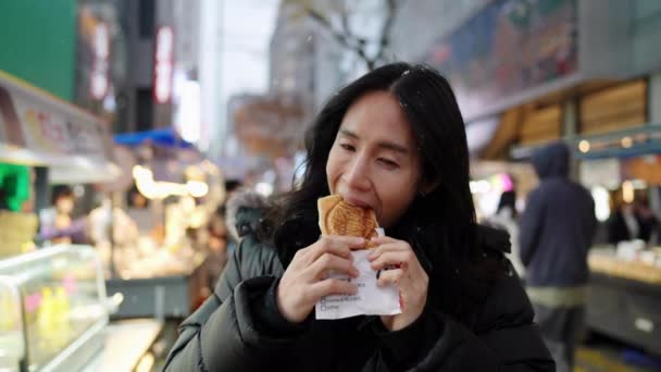 Coreano Cabelos Compridos Anos Que Compra Come Lanches Mercado Noturno — Vídeo de Stock