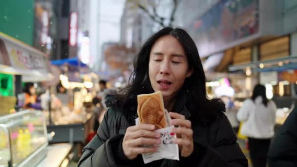 Ένας Μακρυμάλλης Κορεάτης Γύρω Στα Που Αγοράζει Και Τρώει Σνακ — Αρχείο Βίντεο