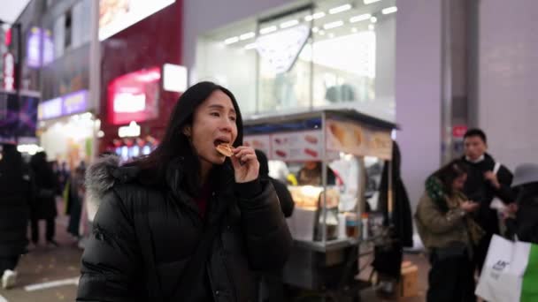 Seorang Pria Korea Berambut Panjang Berusia Yang Membeli Dan Makan — Stok Video