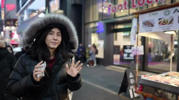 Coreano Cabelos Compridos Com Anos Idade Usando Capuz Andando Mercado — Vídeo de Stock