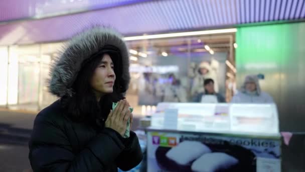 Довгошерстий Корейський Чоловік Свої Років Капюшоні Йде Нічному Ринку Сніжну — стокове відео
