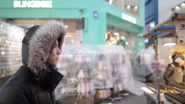 Seorang Pria Korea Berambut Panjang Berusia Memakai Tudung Berjalan Pasar — Stok Video
