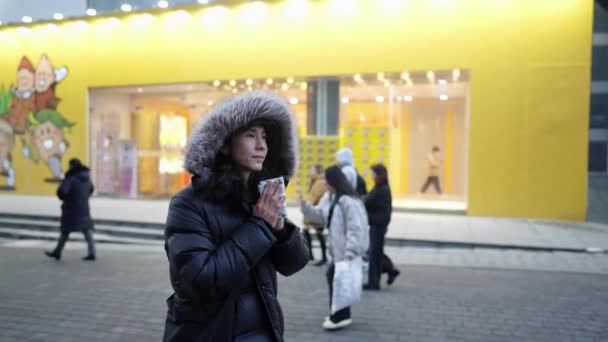 Ein Langhaariger Koreanischer Mann Seinen Dreißigern Der Eine Kapuze Trägt — Stockvideo