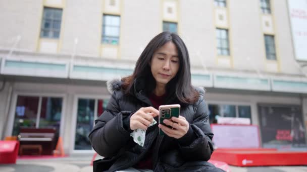 Vídeo Cámara Lenta Hombre Coreano Pelo Largo Años Operando Teléfono — Vídeo de stock