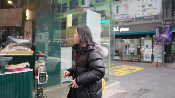 Lassított Felvétel Egy Éveiben Járó Koreai Férfiról Aki Főutcán Vásárol — Stock videók