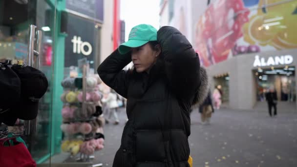Відео Довгошерстий Корейський Чоловік Роках Насолоджується Покупками Головній Вулиці Холодну — стокове відео