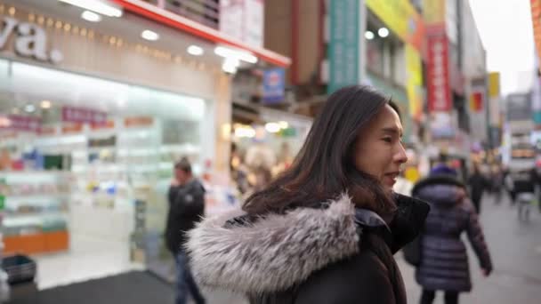 Zpomalené Video Dlouhosrstého Korejce Třicítce Jak Užívá Nakupování Hlavní Ulici — Stock video
