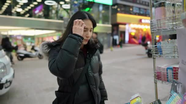 30代の長髪の韓国人男性のスローモーションビデオは 韓国ソウル 明洞の寒い冬にメインストリートで買い物を楽しんでいます — ストック動画