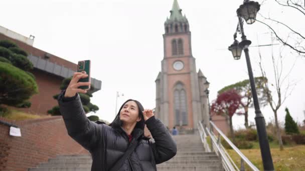 Zpomalené Video Dlouhosrstého Korejce Třiceti Který Navštívil Zimě Kostel Myeong — Stock video