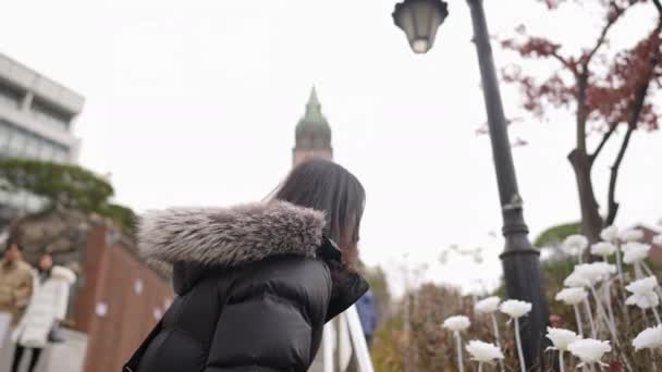 서울특별시 명동의 겨울에 교회를 방문한 30대 남자의 슬로우 비디오 — 비디오