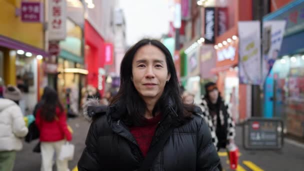 Filmik Koreańczykiem Trzydziestce Zimą Myeong Dong Seul Korea Południowa — Wideo stockowe