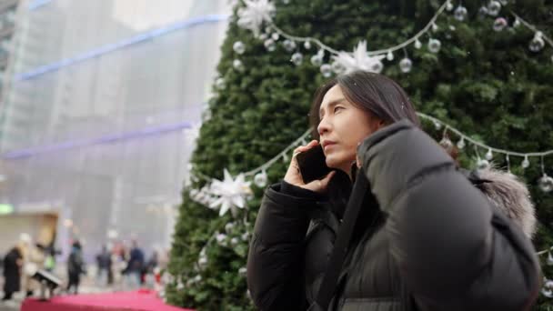 Zpomalené Video Korejského Muže Třicítce Jak Mluví Smartphonu Před Vánočním — Stock video