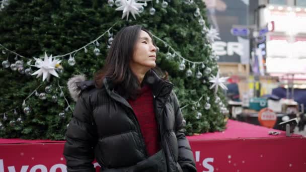 Lassított Felvétel Egy Éveiben Járó Koreai Férfiról Aki Okostelefonján Beszél — Stock videók