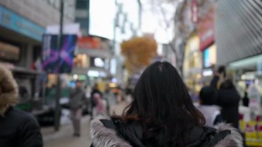 Myeong-dong, Seul, Güney Kore 'de soğuk bir kış gecesinde 30' lu yaşlarında Koreli bir adamın gece pazarında dolaşırken çekilmiş yavaş çekim videosu.