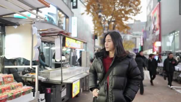 Slow Motion Video Korean Man His 30S Strolling Night Market — Stock Video