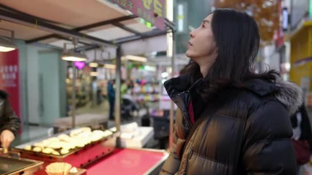Медленное Видео Летним Корейцем Прогуливающимся Ночному Рынку Холодной Зимней Ночью — стоковое видео