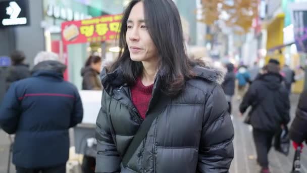 Slow Motion Video Koreansk Man Årsåldern Som Strosar Runt Nattmarknaden — Stockvideo