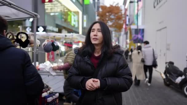 Lassított Felvételen Egy Éveiben Járó Koreai Férfi Sétál Éjszakai Piacon — Stock videók