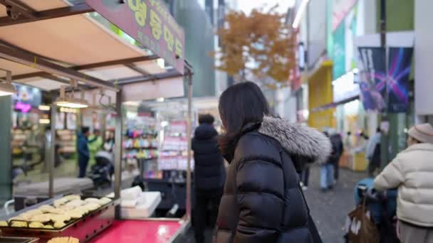 Βίντεο Αργής Κίνησης Ενός Κορεάτη Στα Του Τριγυρνάει Στη Νυχτερινή — Αρχείο Βίντεο