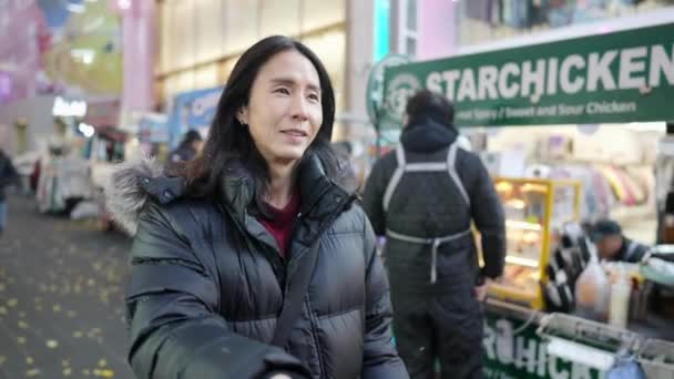 Zpomalené Video Korejského Muže Třicítce Procházejícího Nočním Trhu Chladné Zimní — Stock video