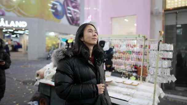 Myeong Dong Seul Güney Kore Soğuk Bir Kış Gecesinde Yaşlarında — Stok video