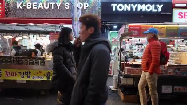 Filmik Koreańczykiem Trzydziestce Spacerującym Nocnym Targu Zimną Zimową Noc Myeong — Wideo stockowe
