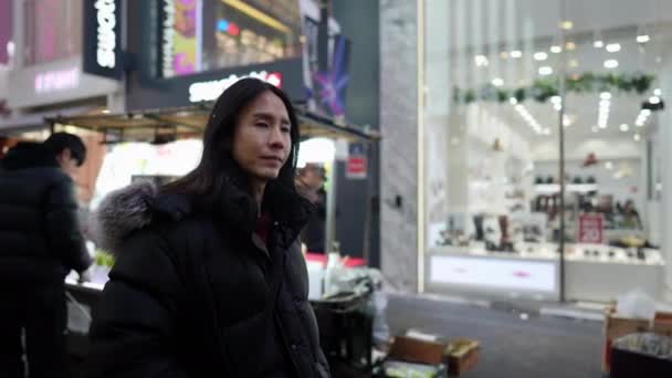 Filmik Koreańczykiem Trzydziestce Spacerującym Nocnym Targu Zimną Zimową Noc Myeong — Wideo stockowe