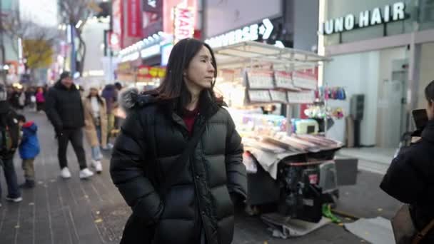 Βίντεο Αργής Κίνησης Ενός Κορεάτη Στα Του Τριγυρνάει Στη Νυχτερινή — Αρχείο Βίντεο