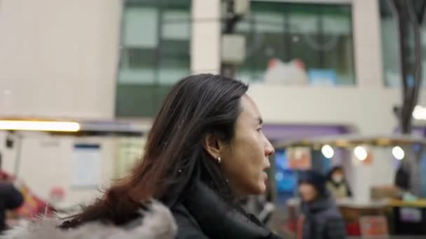韩国首尔明东 一个寒冷的冬夜 一个30多岁的韩国男子在夜市漫步的慢镜头 — 图库视频影像