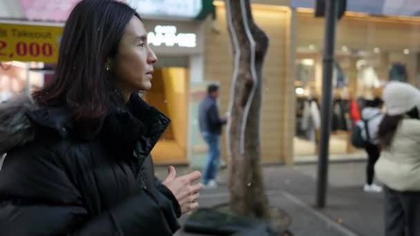 Zeitlupenvideo Eines Koreaners Die Der Einer Kalten Winternacht Myeong Dong — Stockvideo