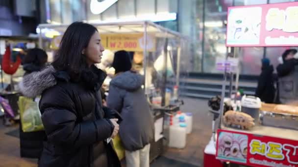 Відео Повільного Руху Корейського Чоловіка Його Роках Ходить Нічному Ринку — стокове відео